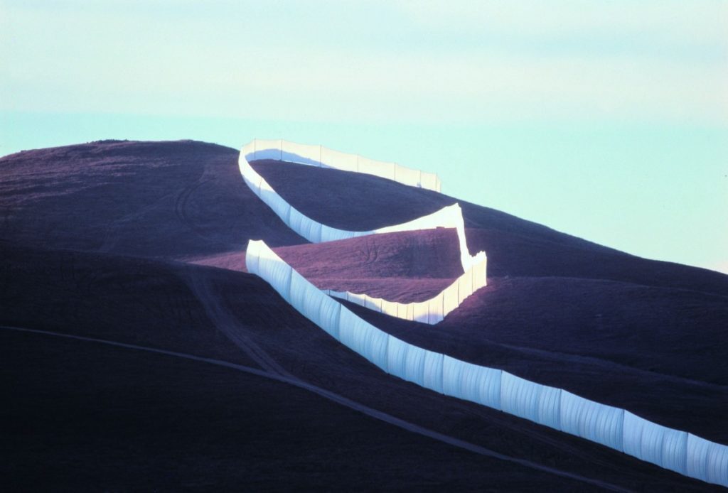 Running Fence, de Christo e Jeanne-Claude, percorre em curvas as colinas dos condados de Sonoma e Marin, na Califórnia.