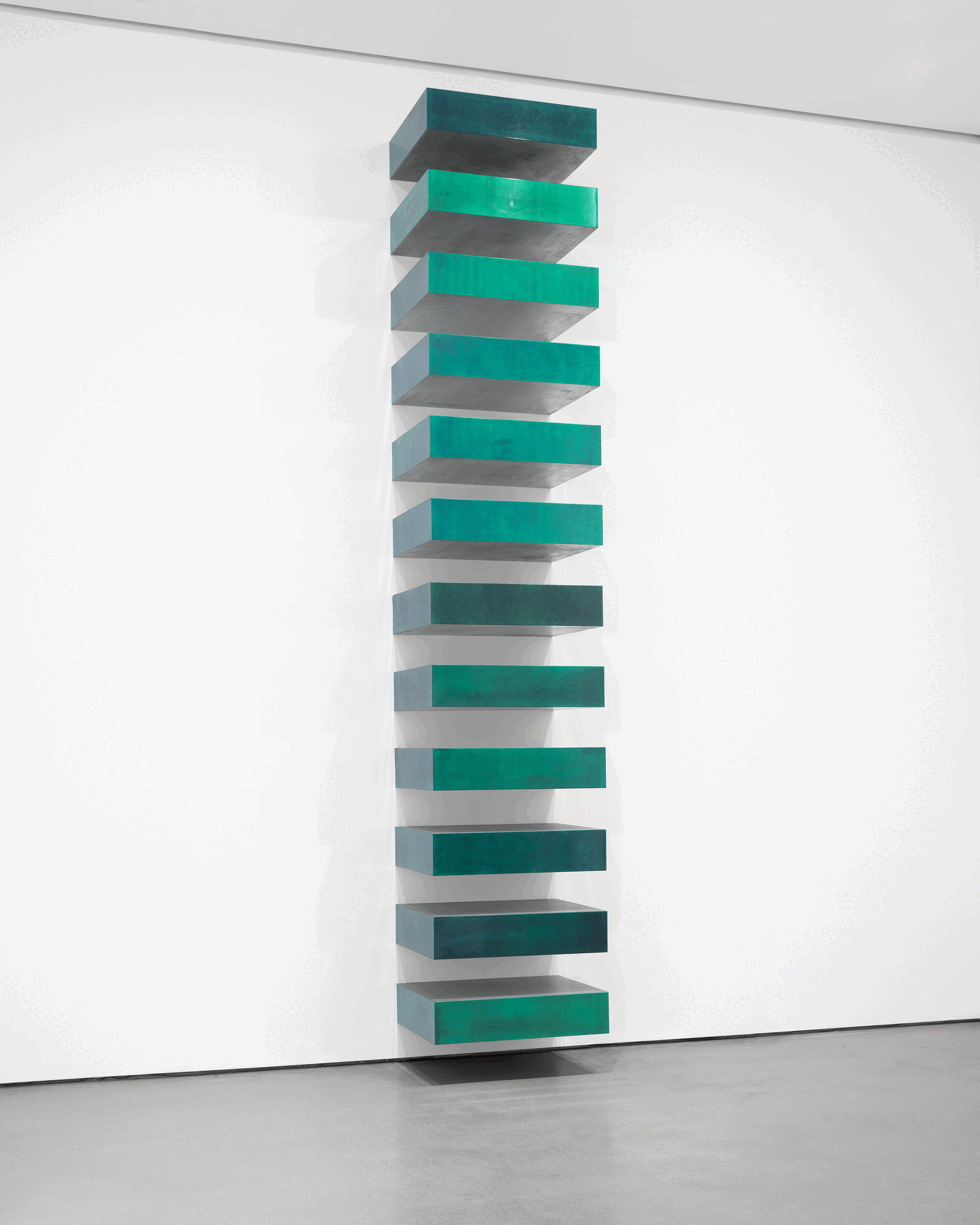Untitled (Stack), de Donald Judd: doze caixas retangulares de ferro galvanizado com laterais verdes projetam-se de uma parede branca em intervalos regulares.