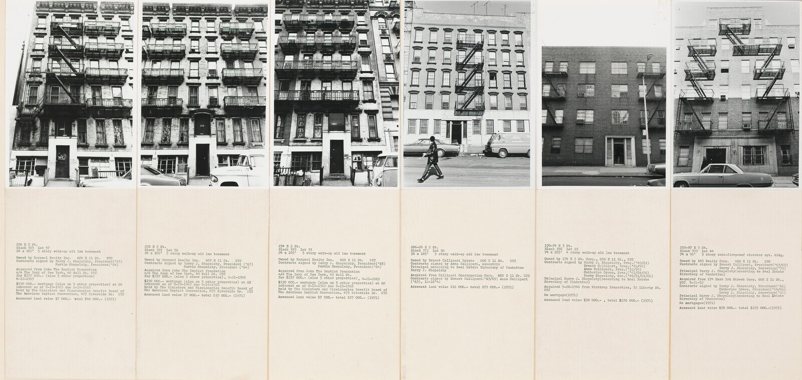 Detalhe de Shapolsky et al. com seis fotografias de edifícios de Manhattan e fichas datilografadas logo abaixo.