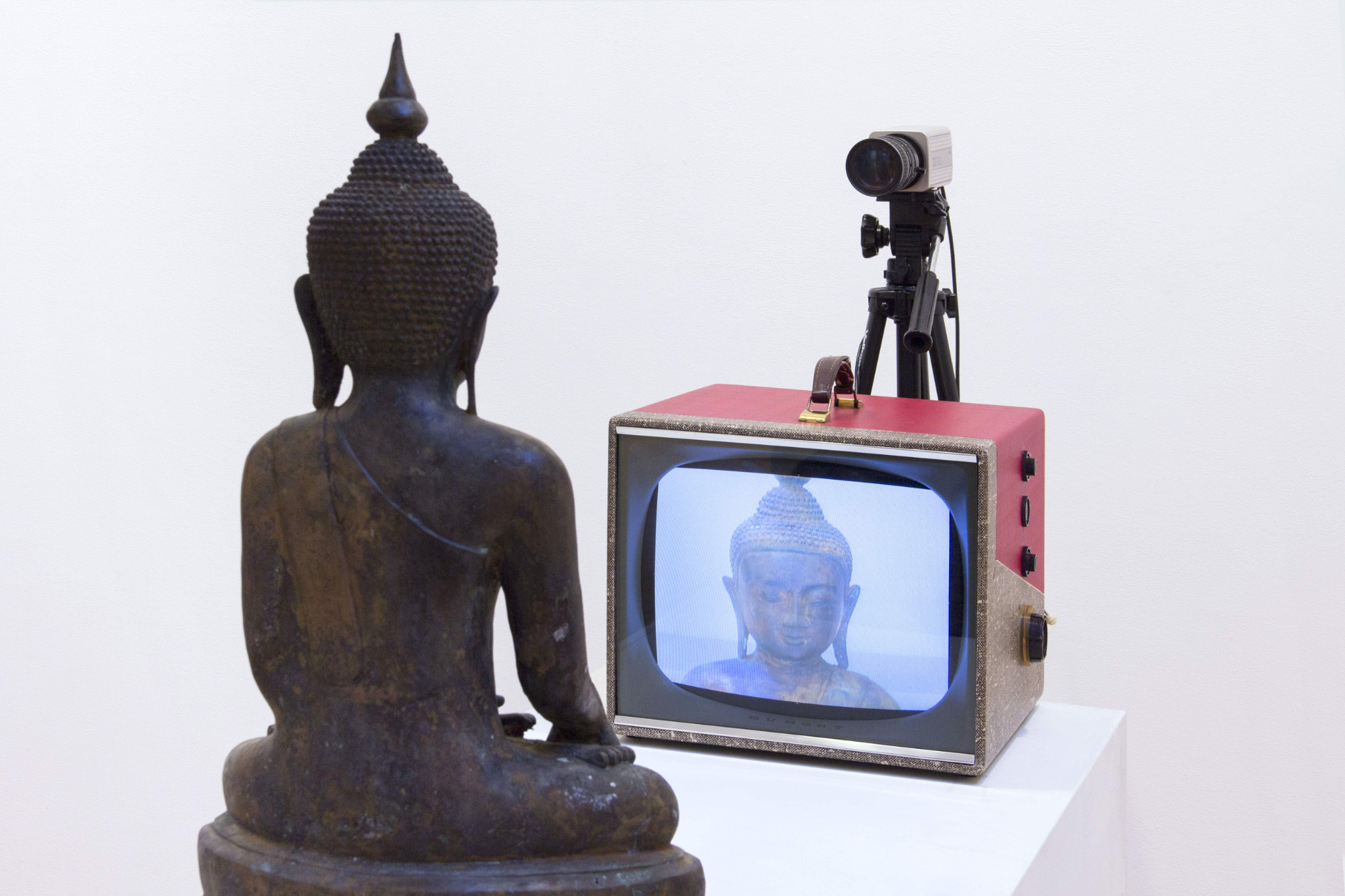 TV Buddha, instalação de Nam June Paik