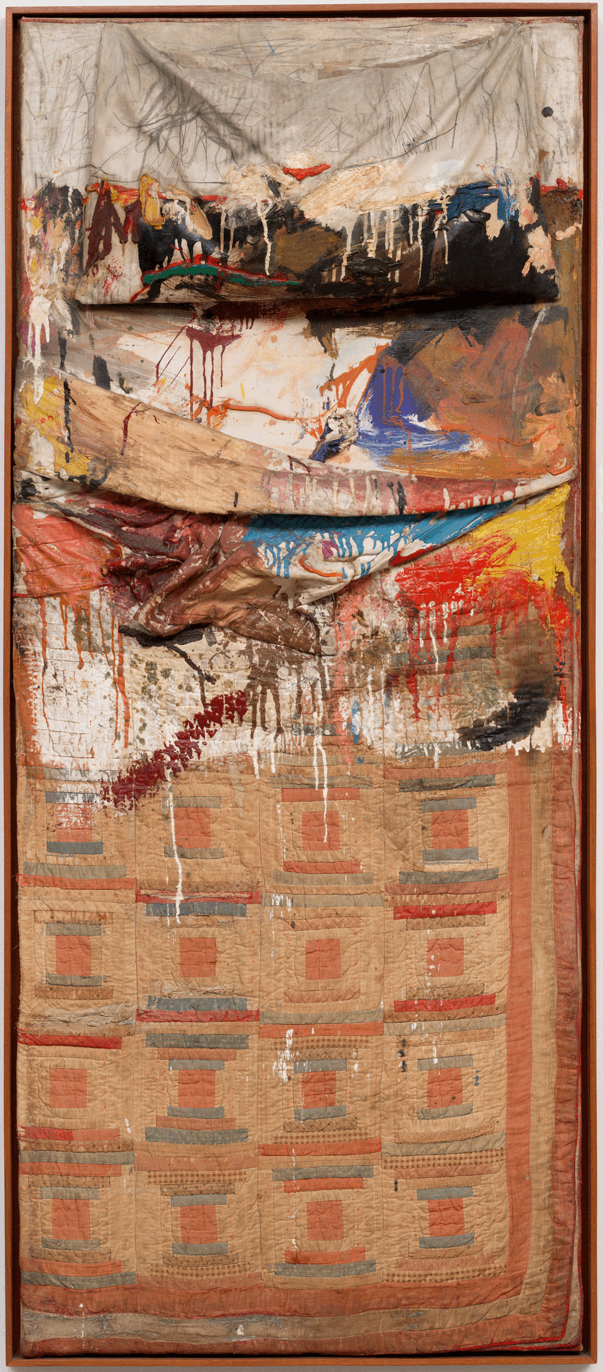 Bed, de Robert Rauschenberg: travesseiro, lençol e colcha pendurados verticalmente, cobertos por traços, manchas e escorrimentos de tinta.