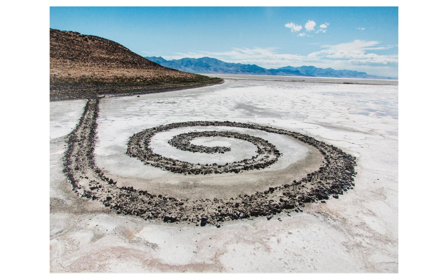 Vista elevada de Spiral Jetty, espiral de rochas de basalto construída por Robert Smithson às margens do Great Salt Lake, em Utah.