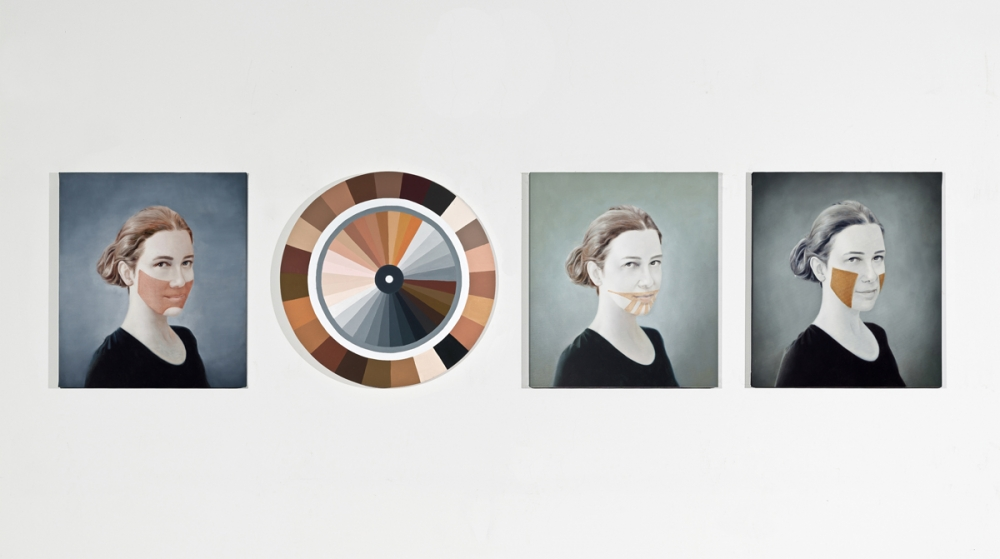 Três retratos de uma mulher com áreas do rosto pintadas em diferentes tons de pele, ao lado de uma roda cromática